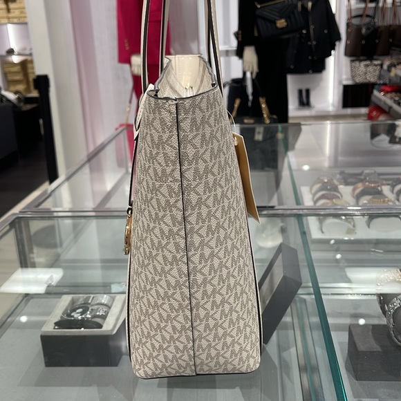 MICHAEL KORS
Pratt Large Signature Logo Tote Shoulder Bag
COLOR LIGHT CREAM
NWT - Picture 12 of 16
